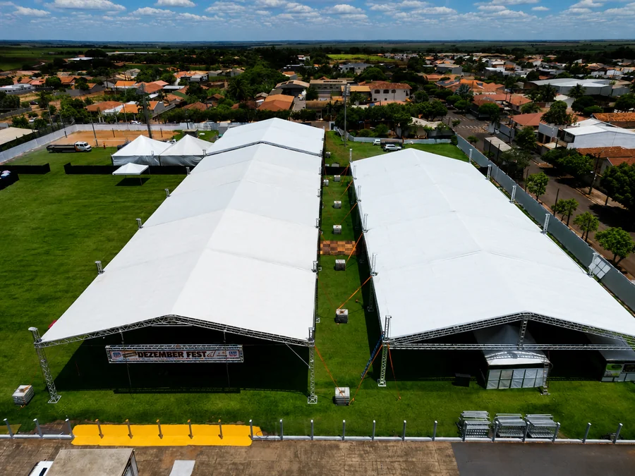 Pavilhões em grande produção, vista aérea